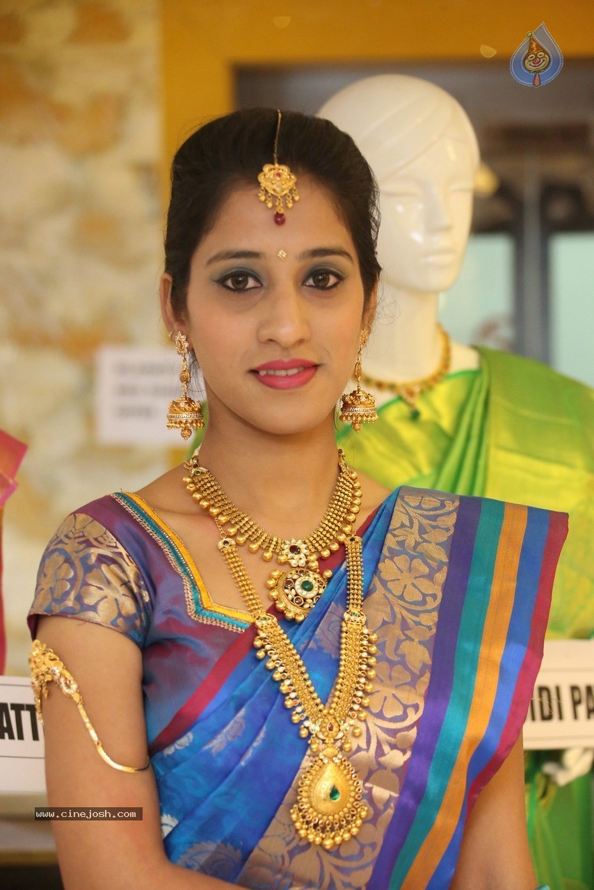 Ayesha Stills - 30 / 36 photos