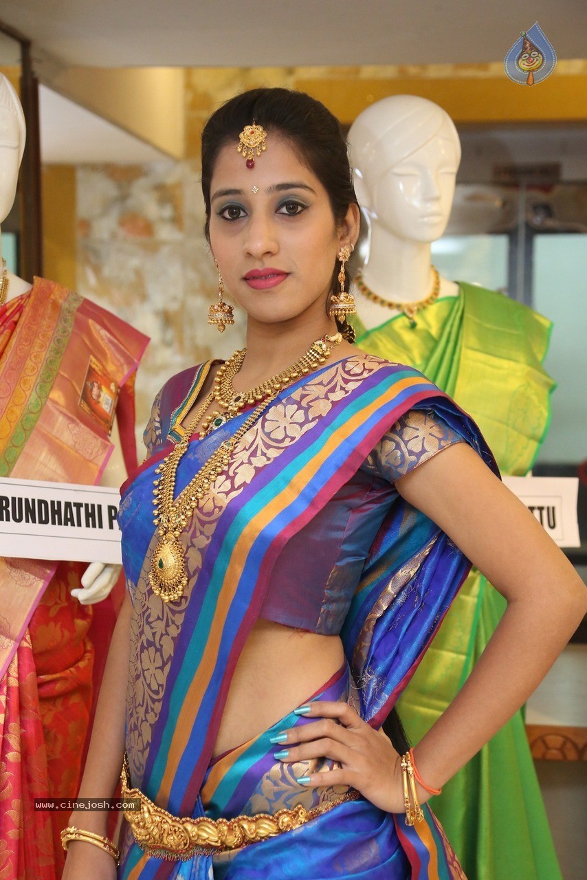Ayesha Stills - 33 / 36 photos