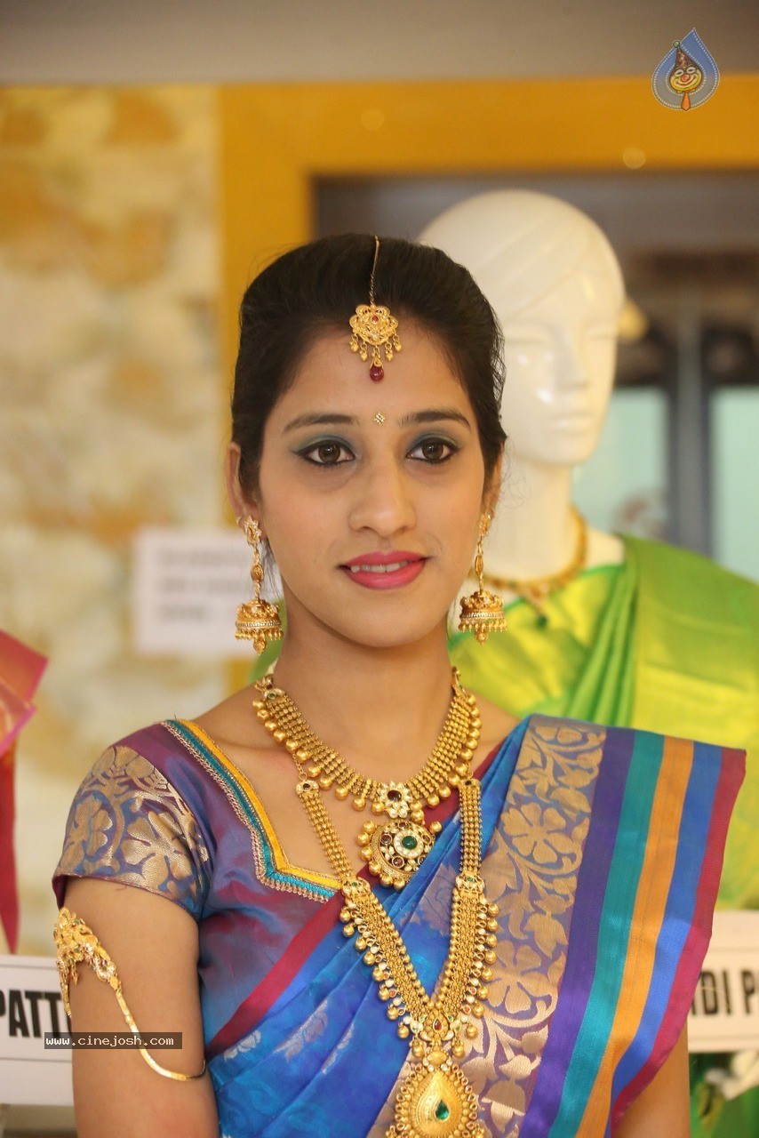 Ayesha Stills - 34 / 36 photos