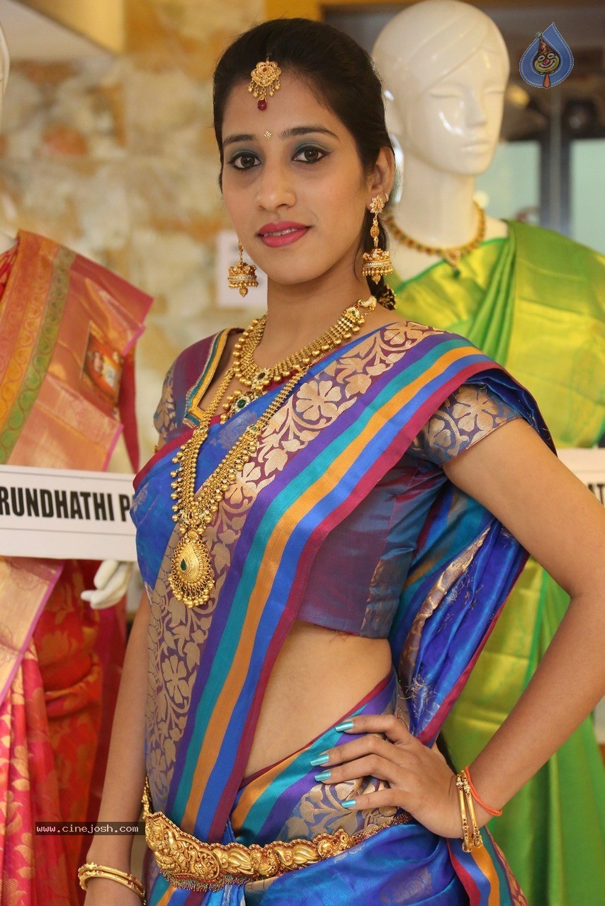 Ayesha Stills - 35 / 36 photos