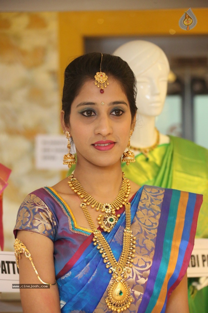 Ayesha Stills - 36 / 36 photos