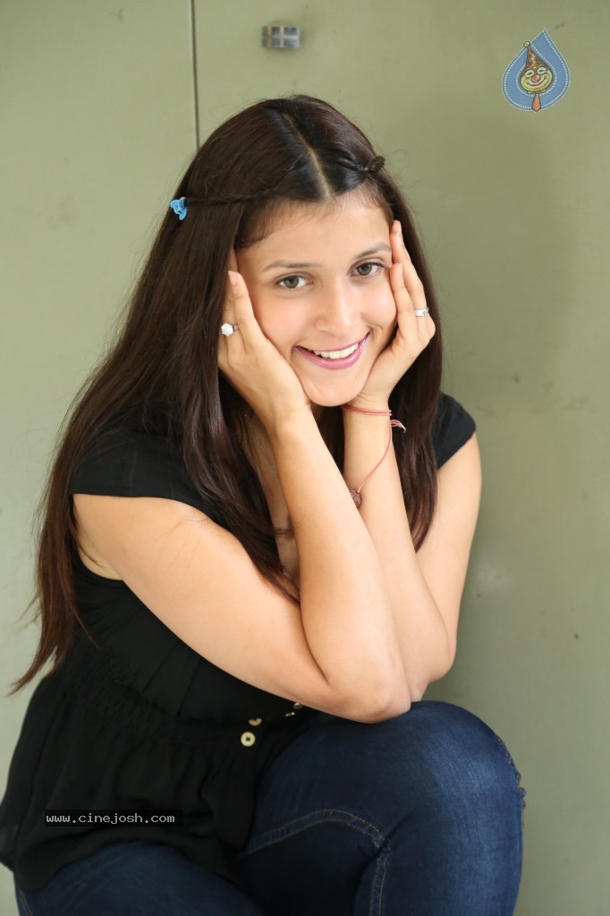 Barbie Handa New Stills - 17 / 125 photos