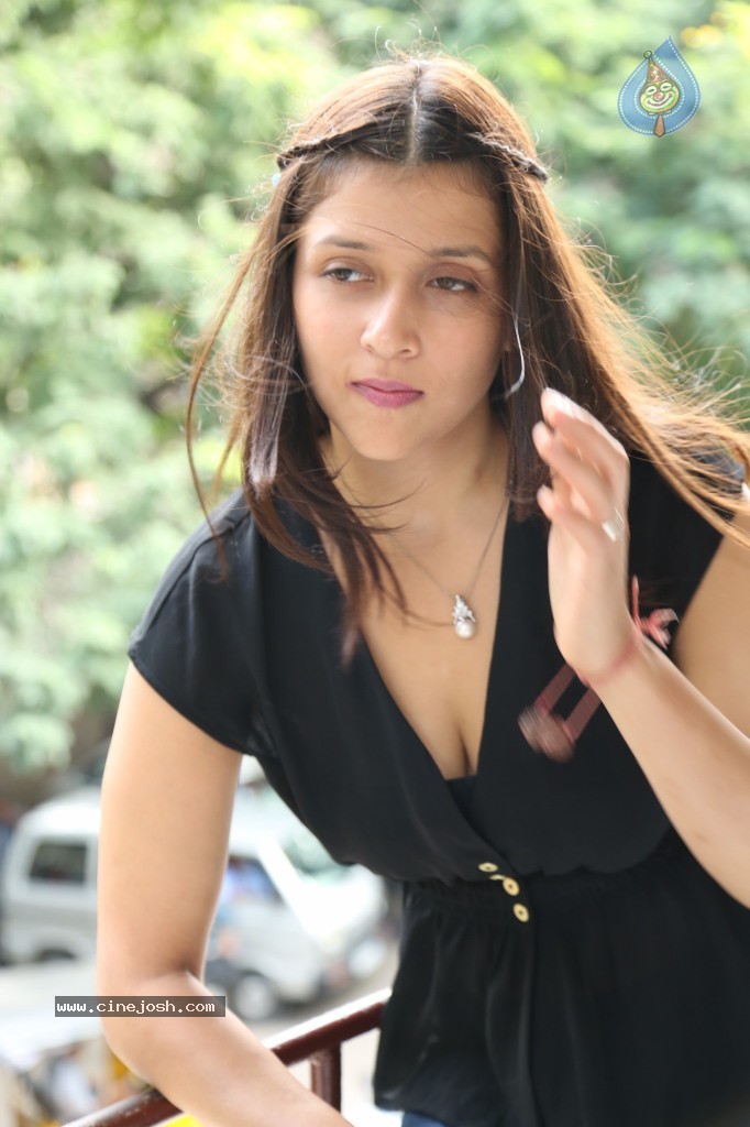 Barbie Handa New Stills - 23 / 125 photos