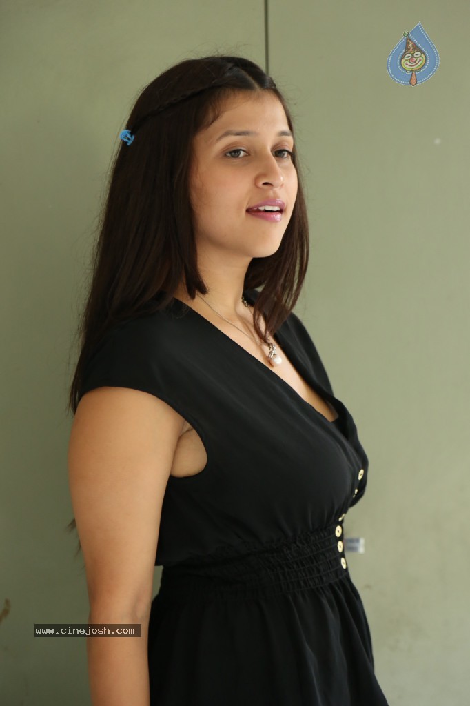 Barbie Handa New Stills - 24 / 125 photos