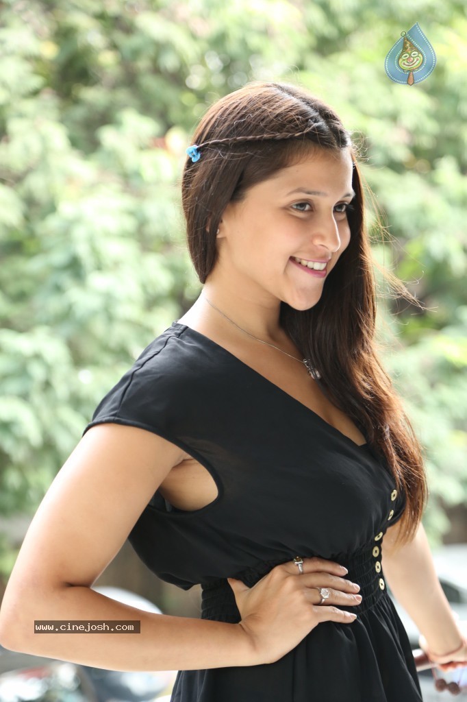 Barbie Handa New Stills - 26 / 125 photos
