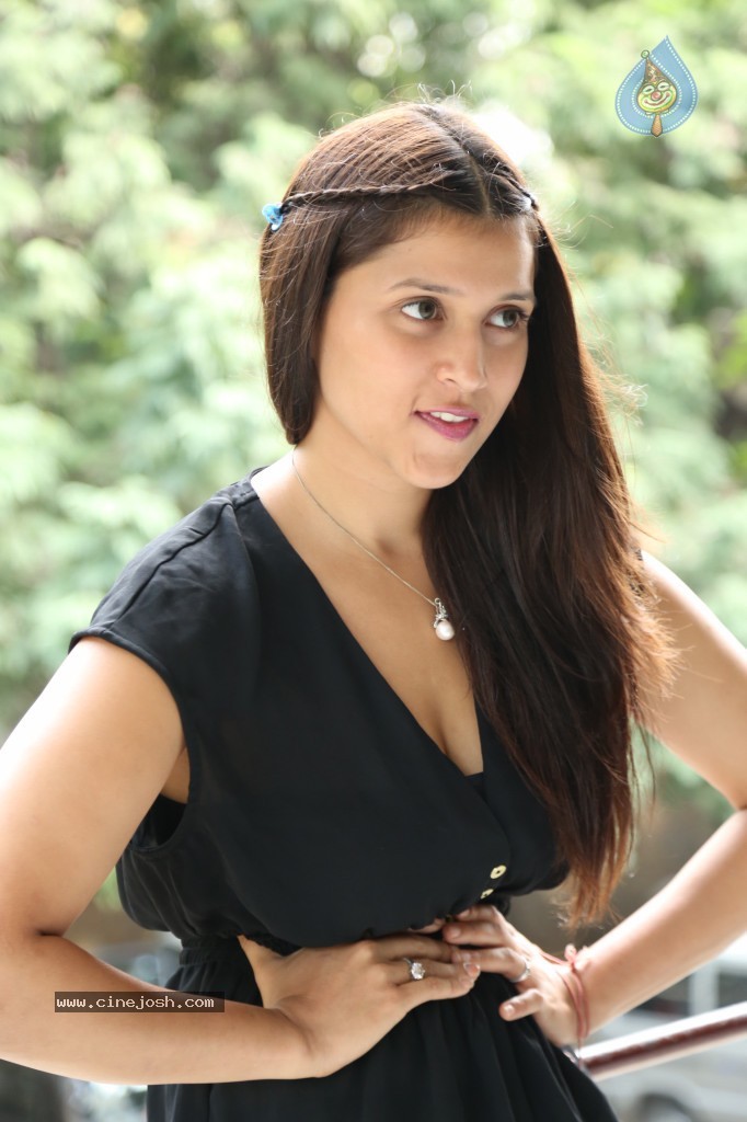 Barbie Handa New Stills - 32 / 125 photos