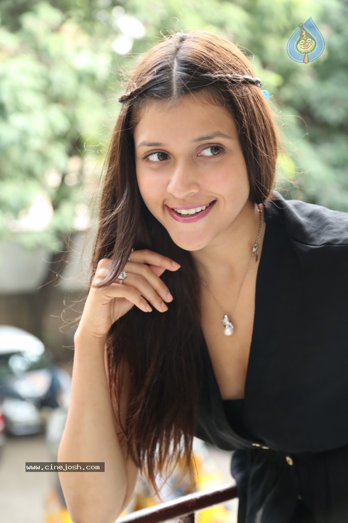 Barbie Handa New Stills - 33 / 125 photos