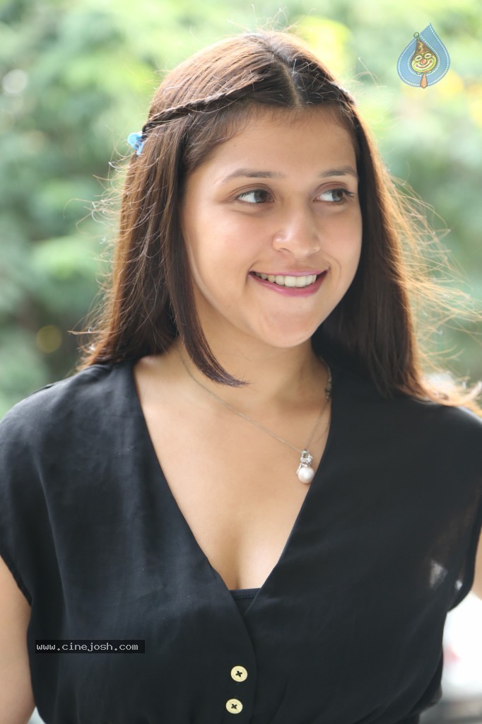 Barbie Handa New Stills - 36 / 125 photos