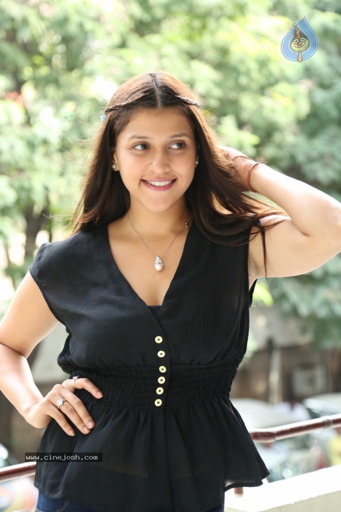 Barbie Handa New Stills - 46 / 125 photos