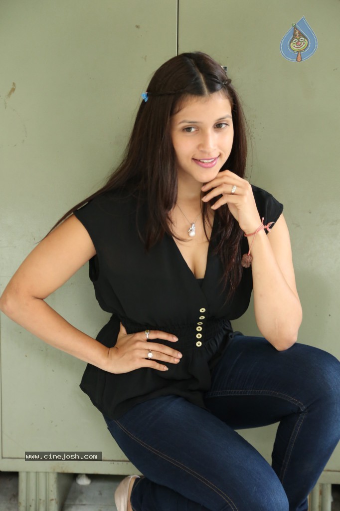Barbie Handa New Stills - 54 / 125 photos