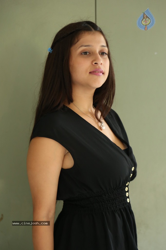 Barbie Handa New Stills - 58 / 125 photos