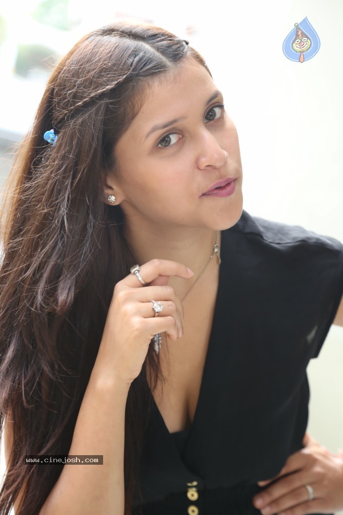 Barbie Handa New Stills - 65 / 125 photos