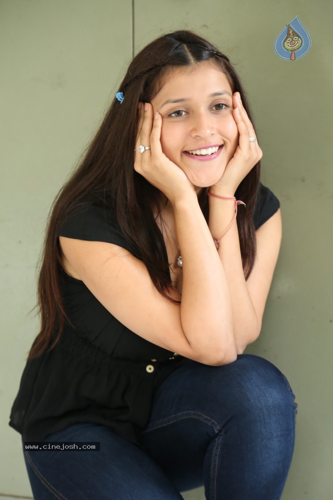 Barbie Handa New Stills - 75 / 125 photos