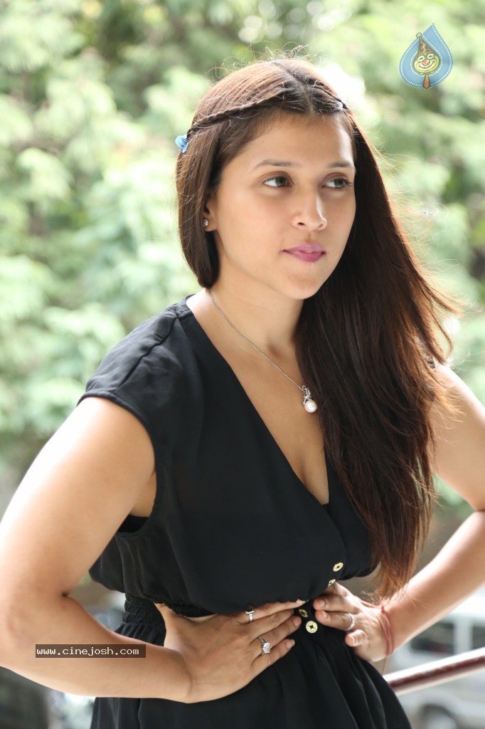 Barbie Handa New Stills - 86 / 125 photos