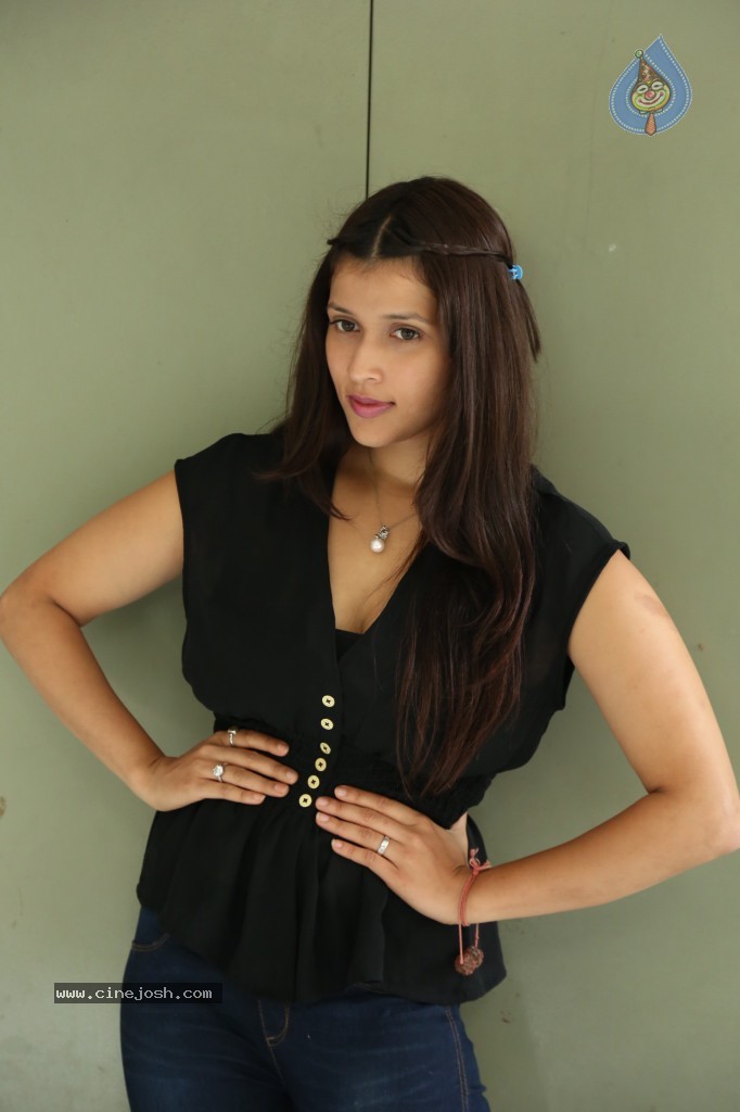 Barbie Handa New Stills - 87 / 125 photos