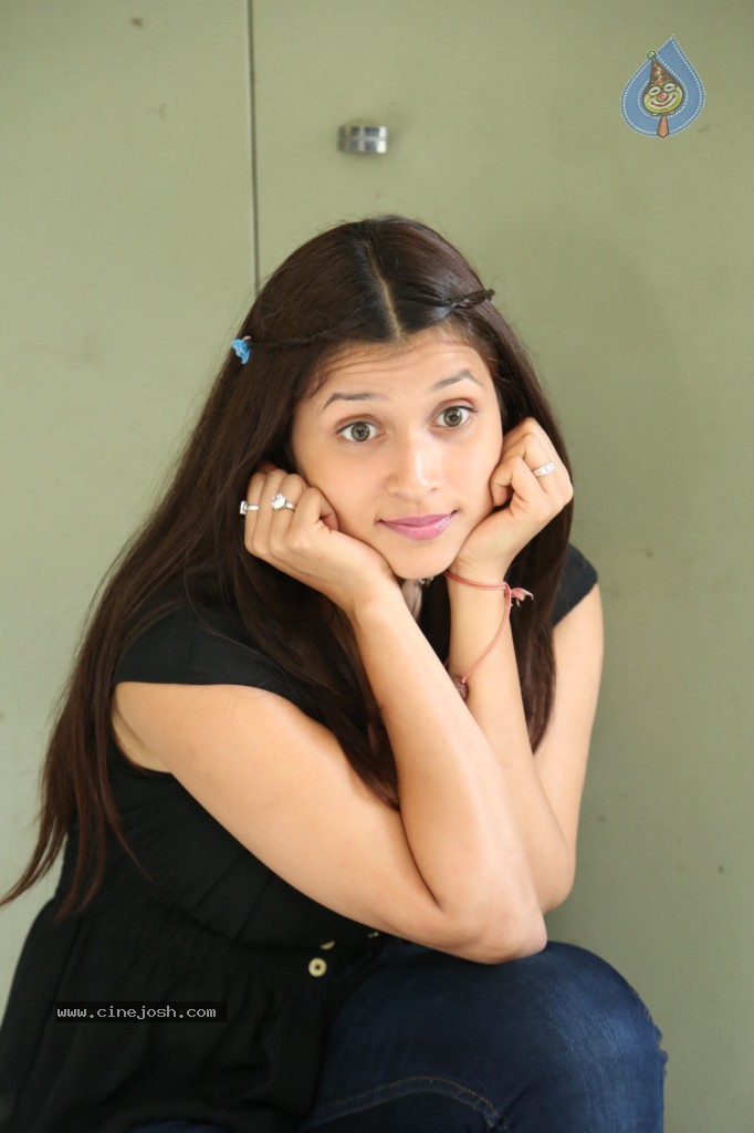 Barbie Handa New Stills - 92 / 125 photos