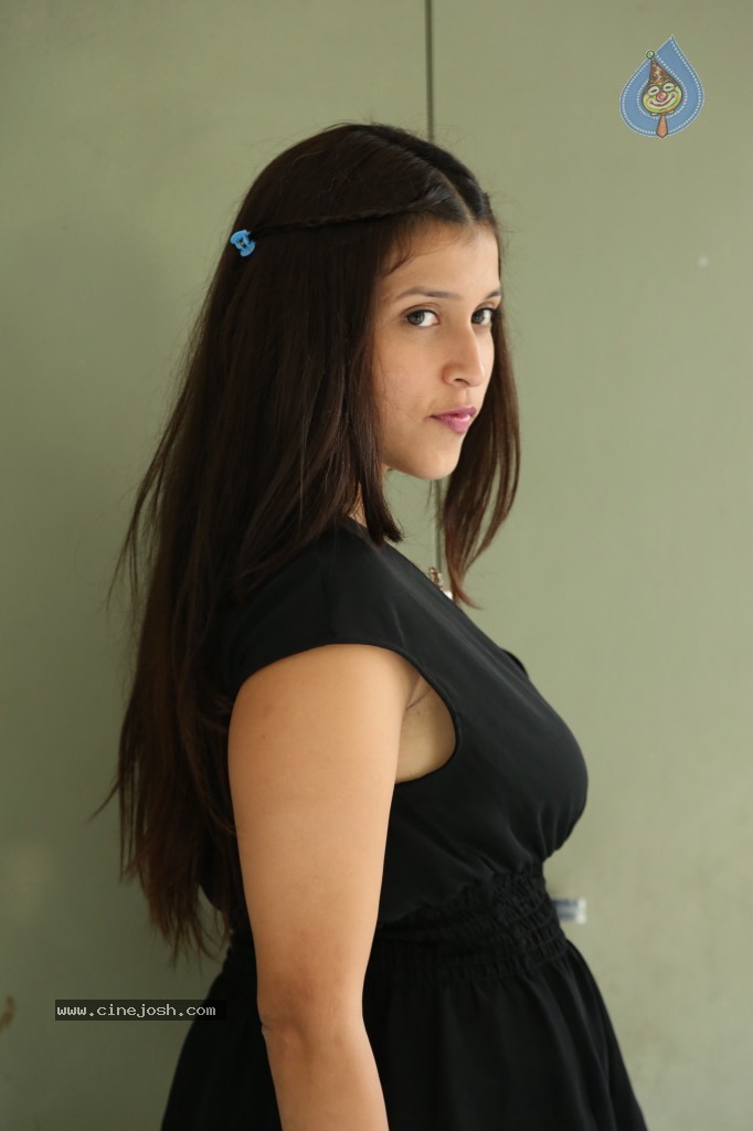 Barbie Handa New Stills - 94 / 125 photos