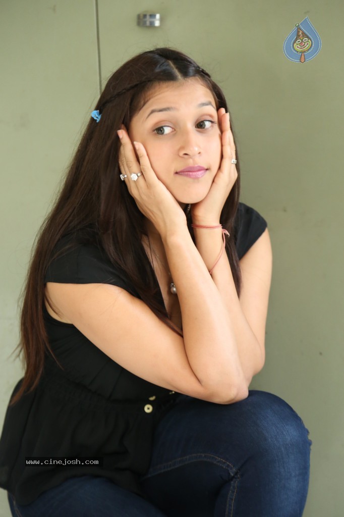 Barbie Handa New Stills - 101 / 125 photos