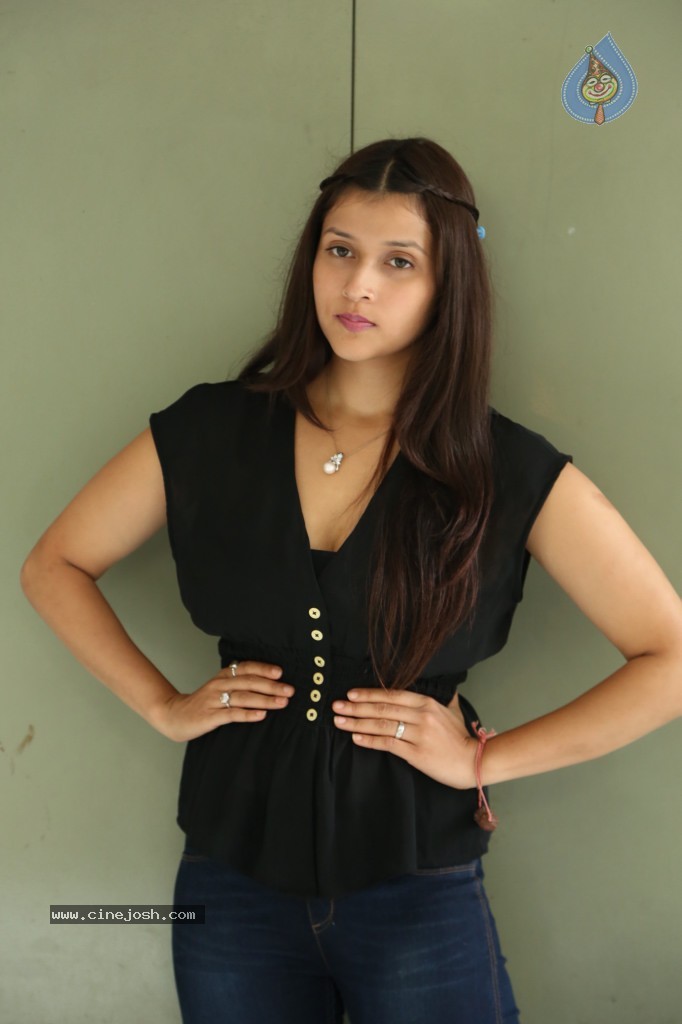 Barbie Handa New Stills - 102 / 125 photos