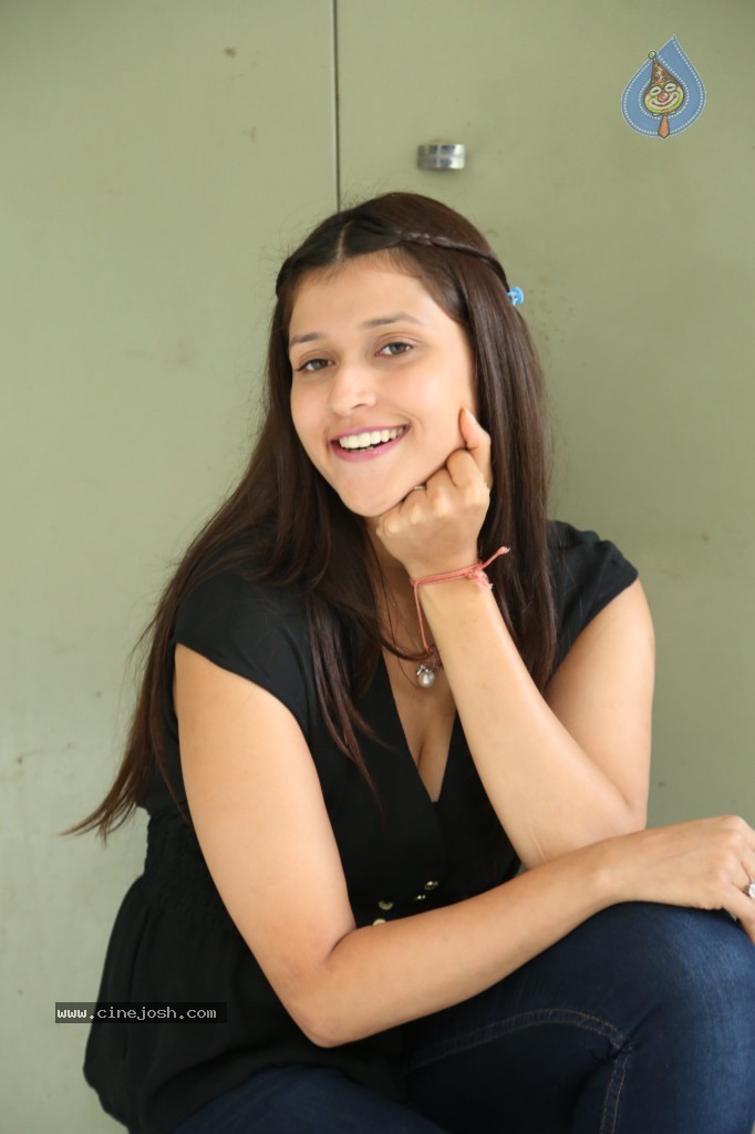 Barbie Handa New Stills - 103 / 125 photos