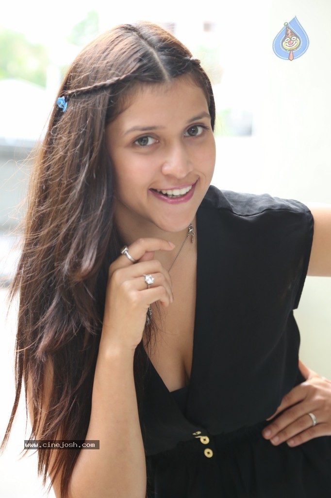 Barbie Handa New Stills - 106 / 125 photos