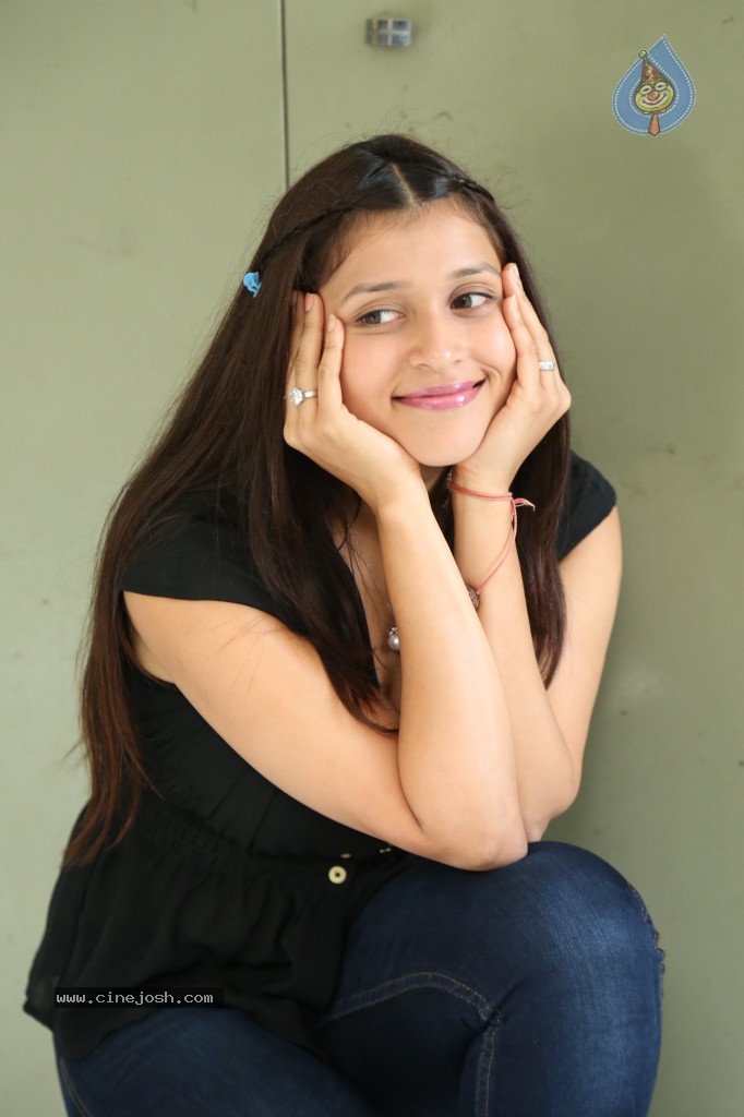 Barbie Handa New Stills - 108 / 125 photos