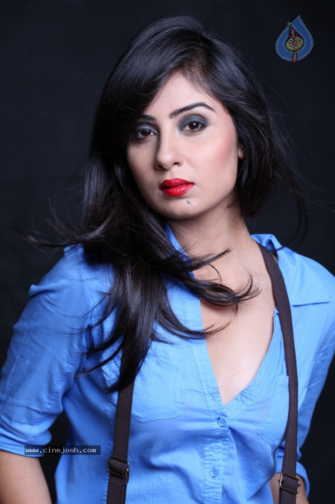 Bhanu Sri Mehra New Gallery - 8 / 117 photos