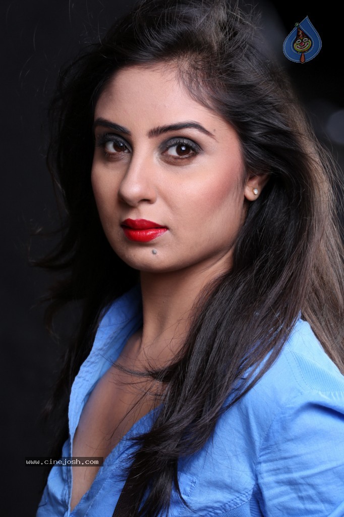 Bhanu Sri Mehra New Gallery - 34 / 117 photos