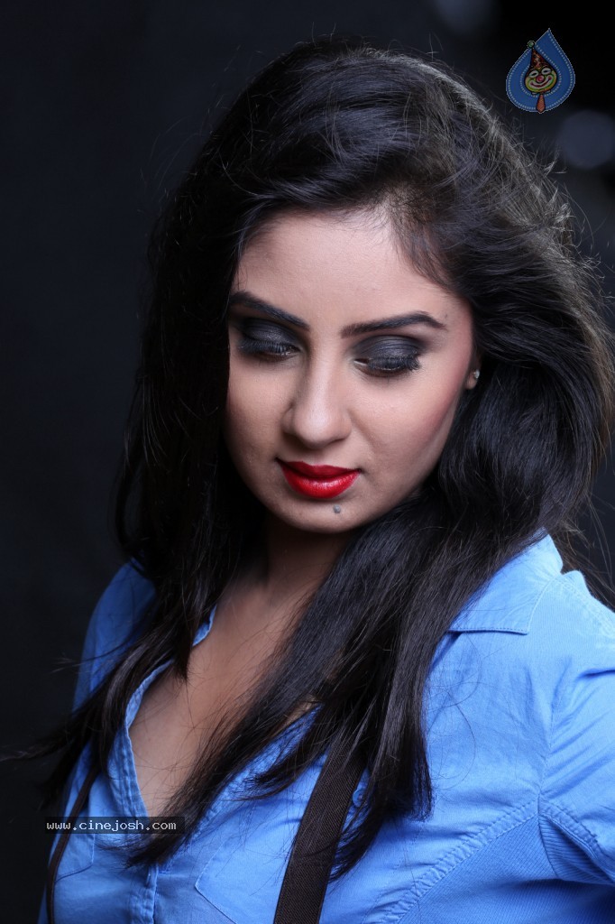 Bhanu Sri Mehra New Gallery - 37 / 117 photos