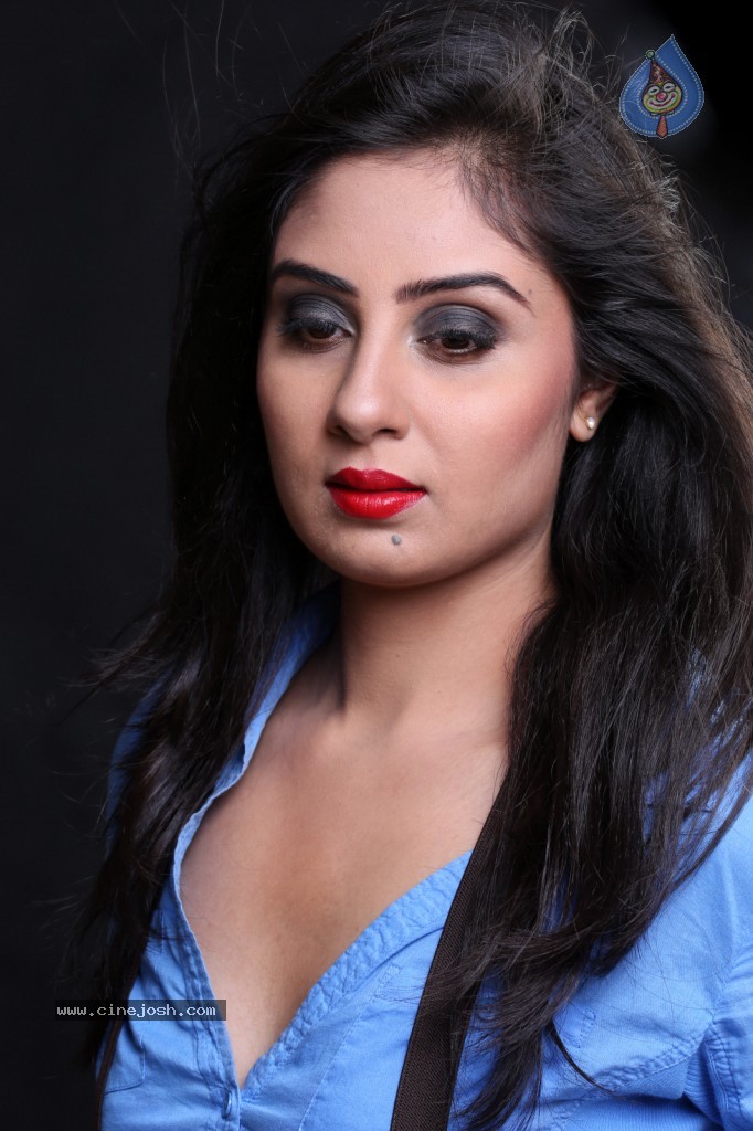 Bhanu Sri Mehra New Gallery - 53 / 117 photos