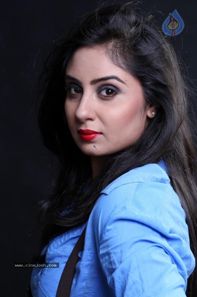Bhanu Sri Mehra New Gallery - 59 / 117 photos