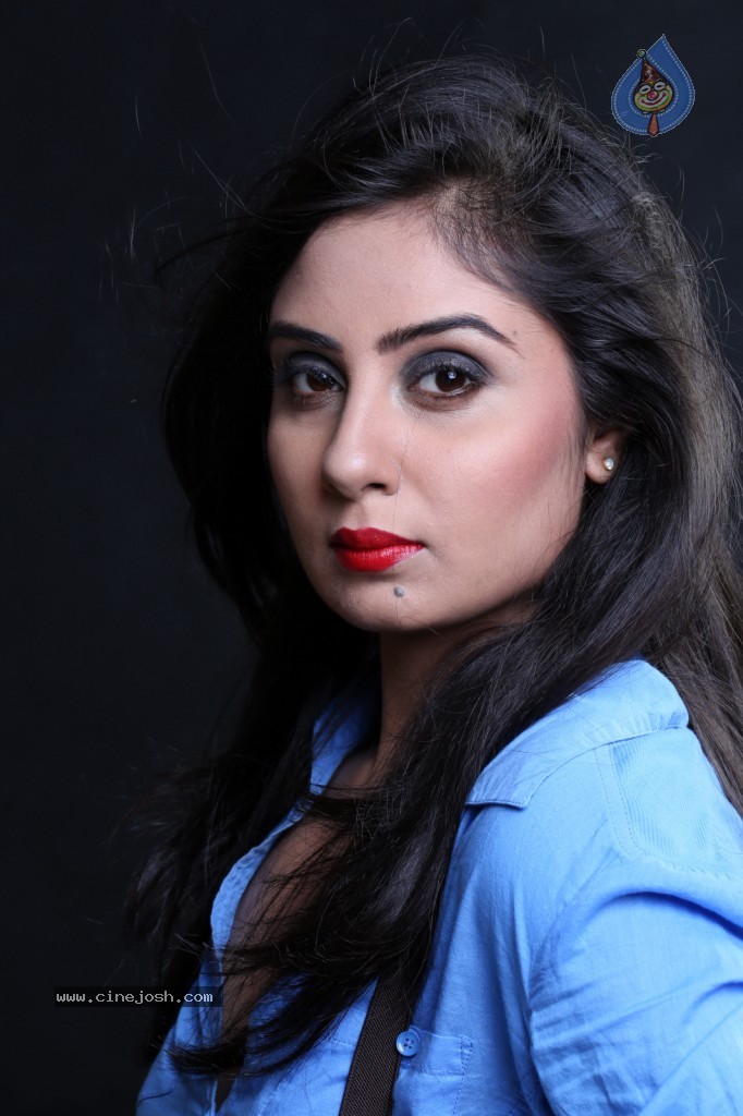 Bhanu Sri Mehra New Gallery - 62 / 117 photos