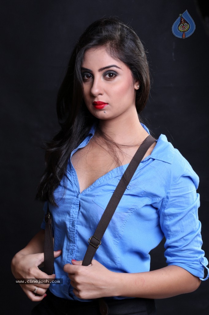 Bhanu Sri Mehra New Gallery - 63 / 117 photos