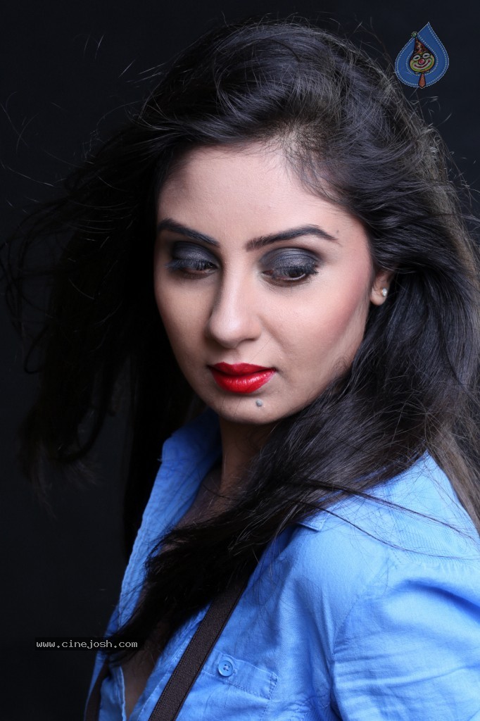 Bhanu Sri Mehra New Gallery - 114 / 117 photos
