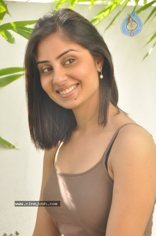 Bhanu Sri Mehra New Stills - 38 / 153 photos