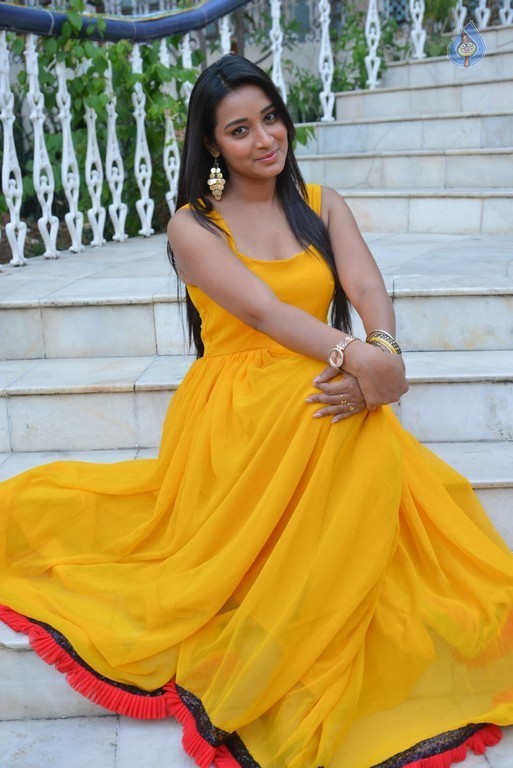 Bhanu Sri New Images - 34 / 41 photos