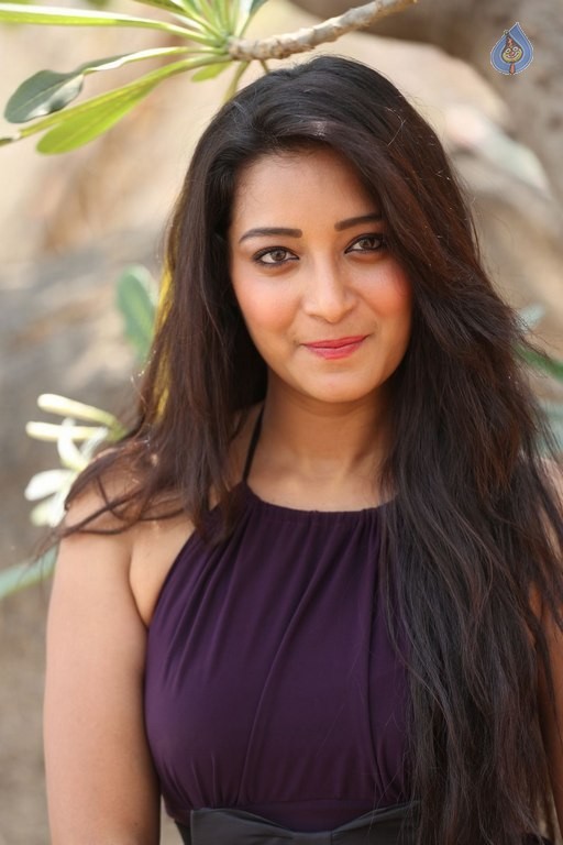 Bhanu Sri New Pics - 29 / 42 photos