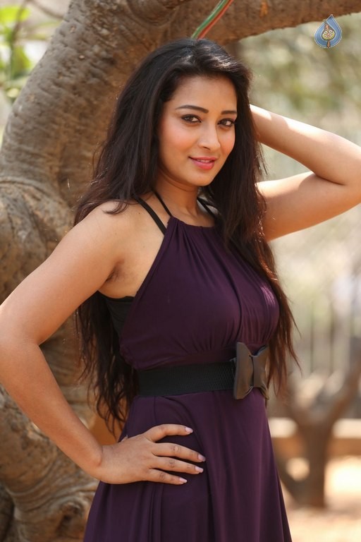 Bhanu Sri New Pics - 32 / 42 photos