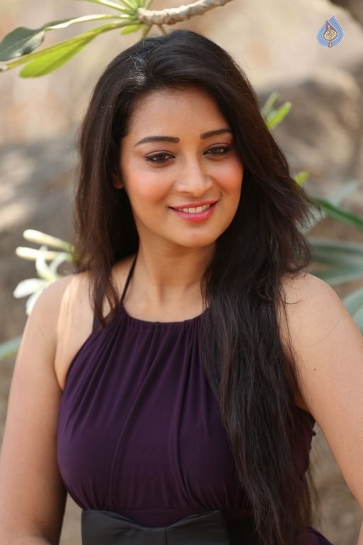 Bhanu Sri New Pics - 39 / 42 photos