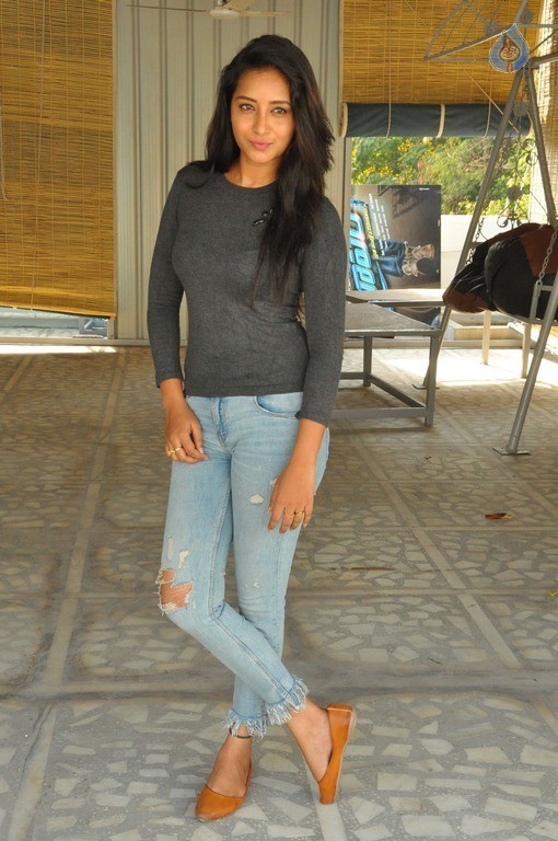 Bhanu Tripathri New Photos - 17 / 20 photos