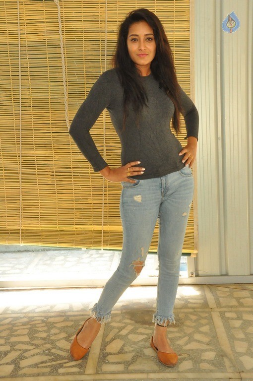 Bhanu Tripathri New Photos - 20 / 20 photos
