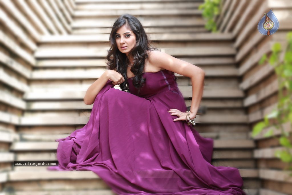 Bhanusri Mehra Hot Stills - 75 / 134 photos