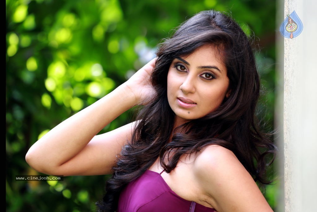 Bhanusri Mehra Hot Stills - 123 / 134 photos