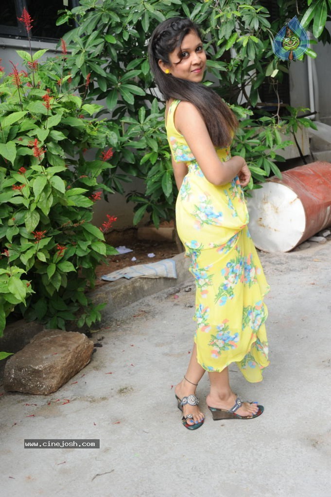 Bhavisyika Stills - 17 / 99 photos