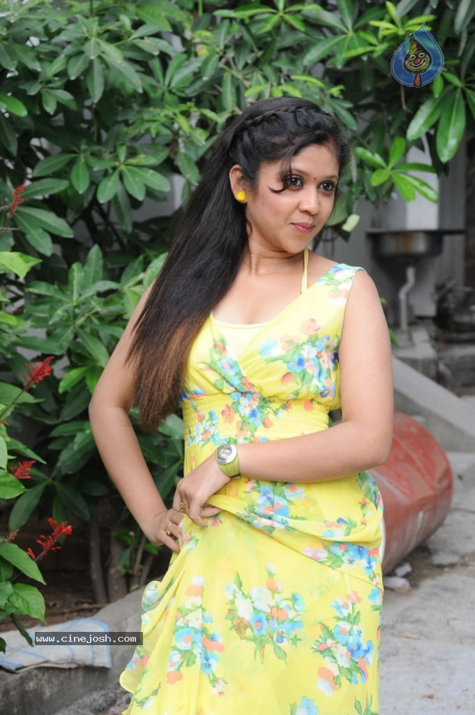 Bhavisyika Stills - 41 / 99 photos