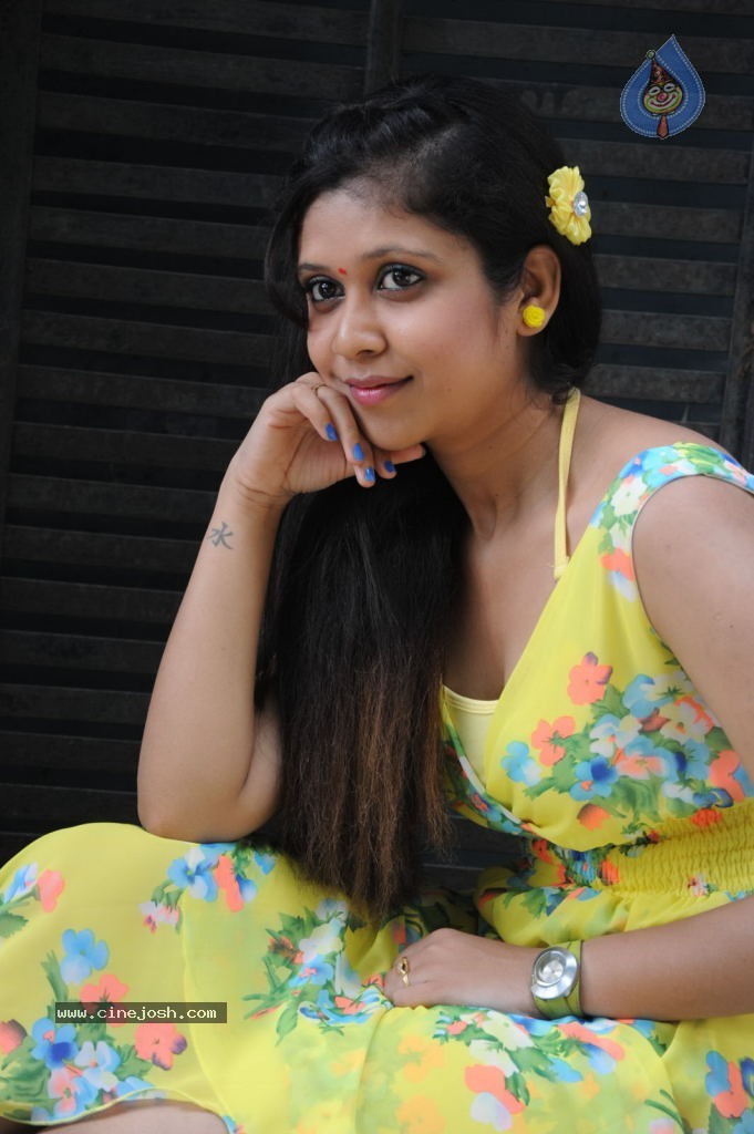 Bhavisyika Stills - 49 / 99 photos