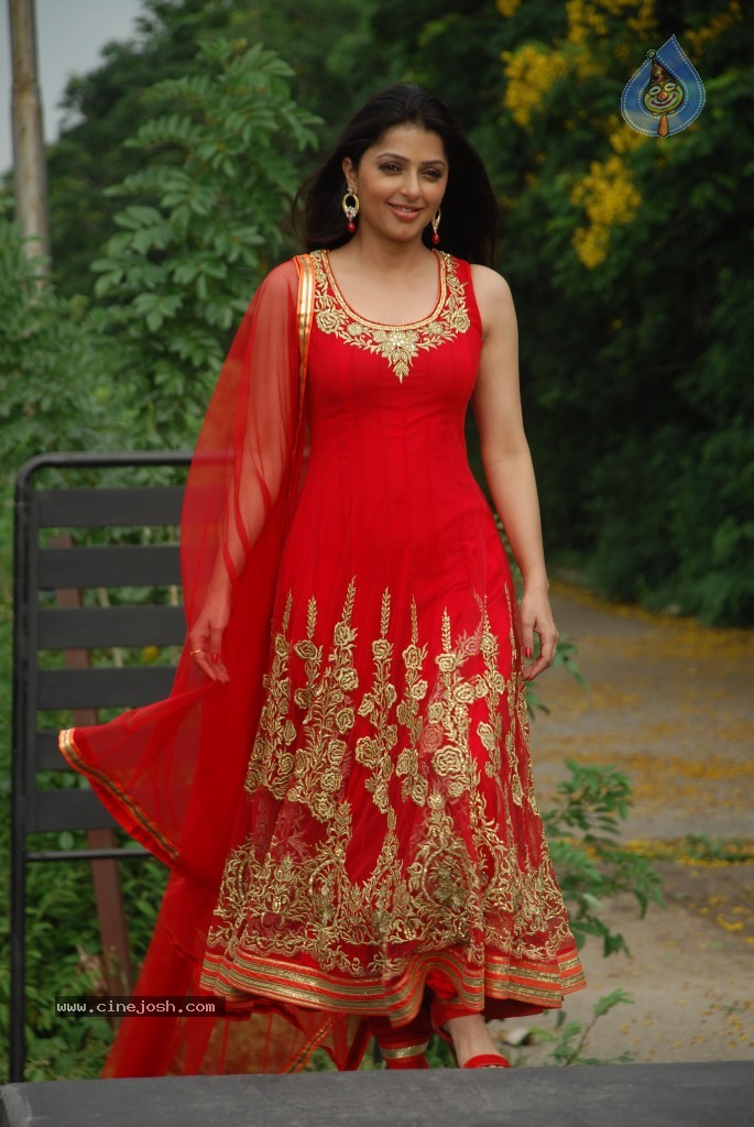 Bhoomika Chawla New Stills - 15 / 54 photos