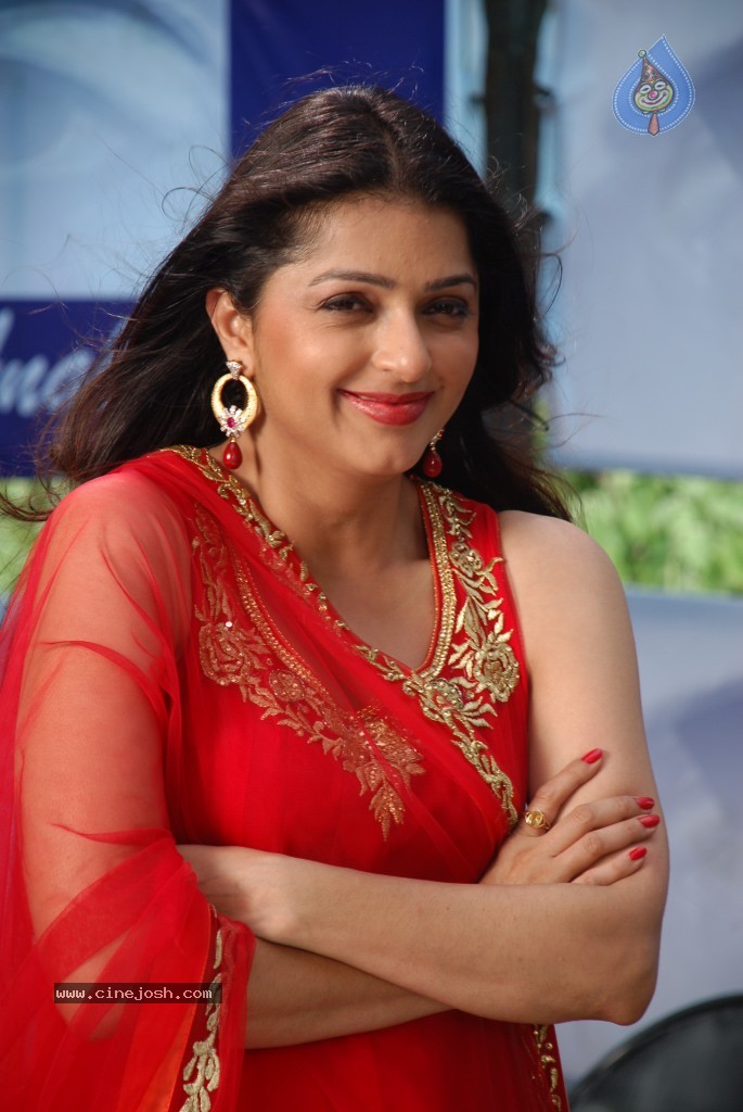 Bhoomika Chawla New Stills - 27 / 54 photos