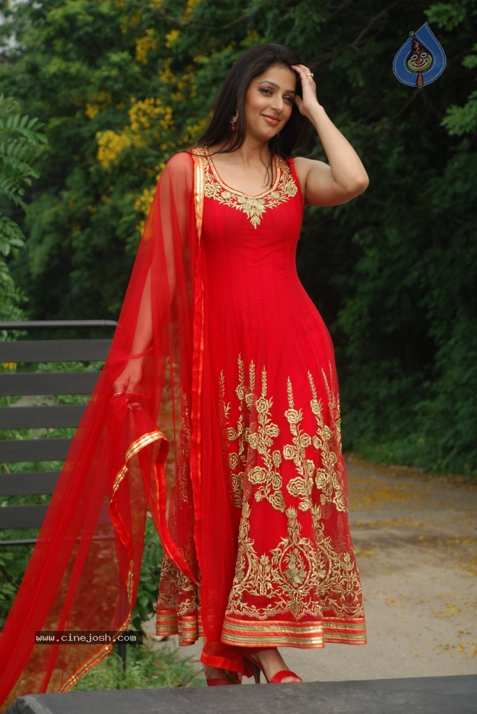 Bhoomika Chawla New Stills - Photo 31 of 54