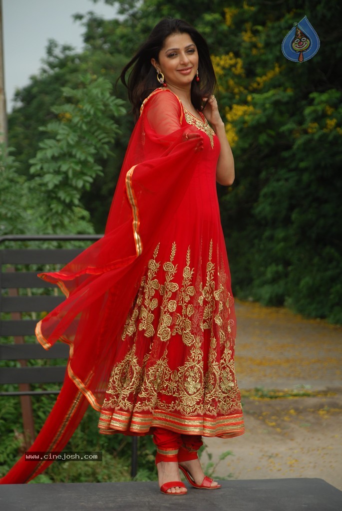 Bhoomika Chawla New Stills - 39 / 54 photos